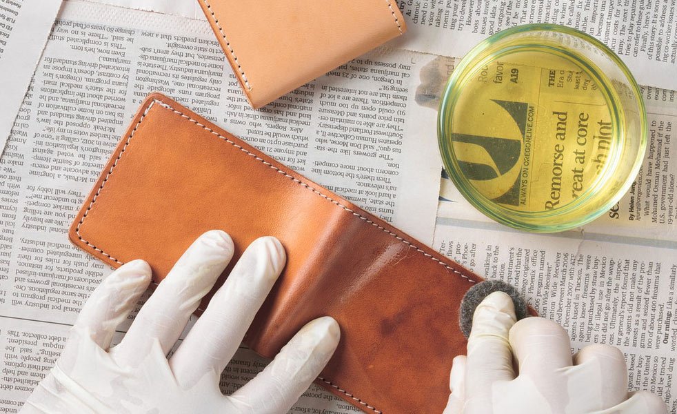 Bạn đã biết cách vệ sinh ví da đúng cách chưa?